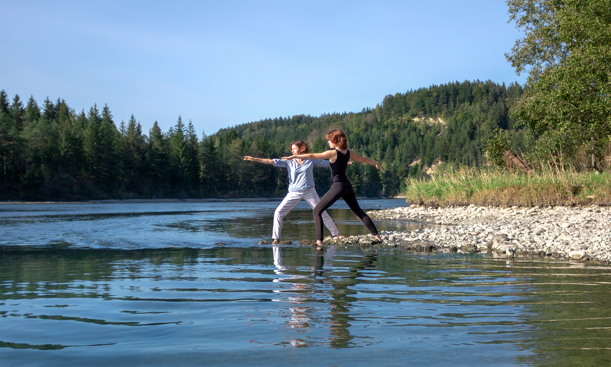 Zur Gesundheitsförderung helfen Rückenyoga, Training 50+, Nordic Walking und Progressive Muskelentspannung nach Jacobsen.