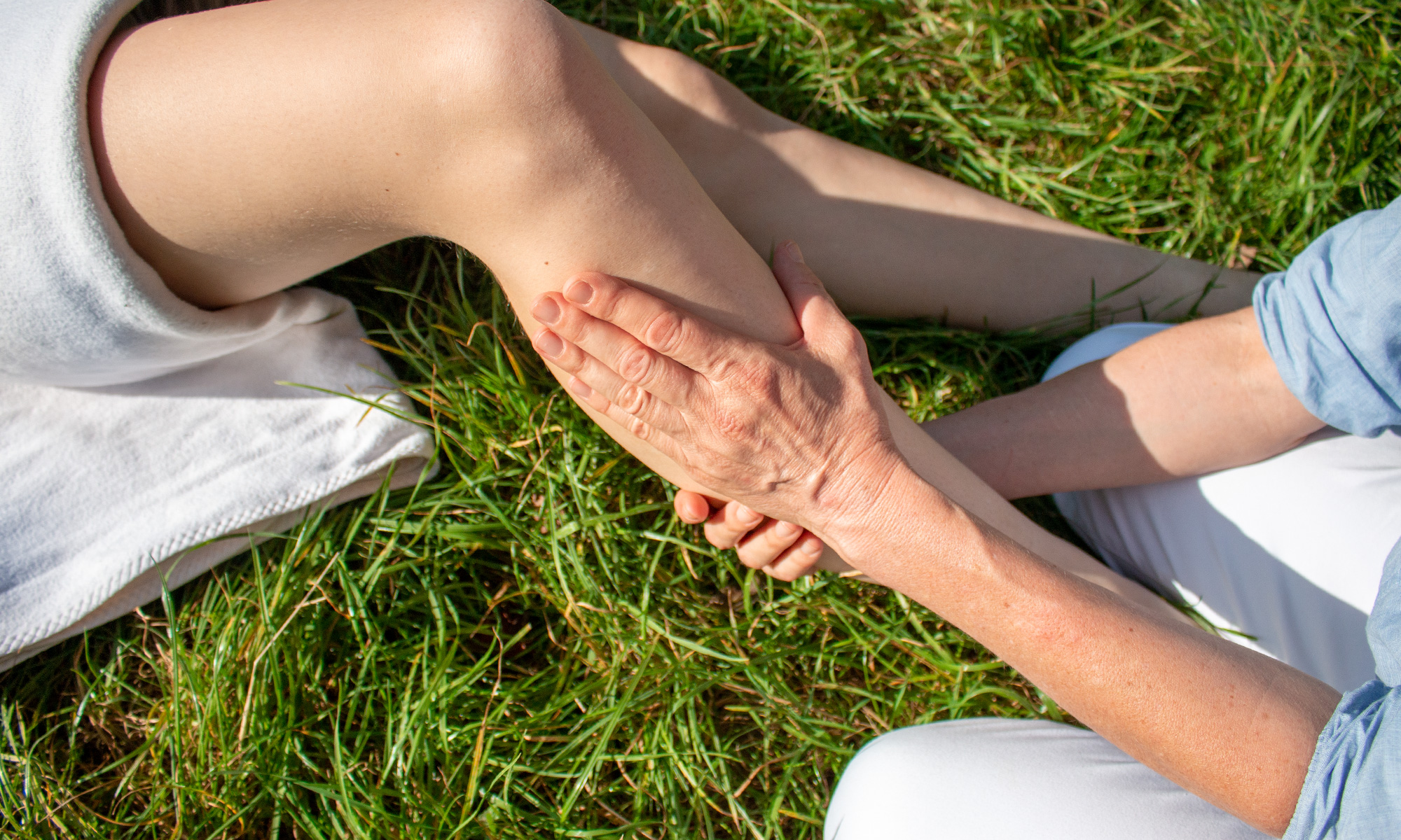 Die langsamen und sanften Grifftechniken der Manuellen Lymphdrainage helfen, den Lymphfluss anzuregen und die gestaute Flüssigkeit abzutransportieren.